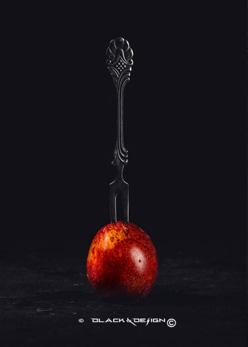 foto på en gaffel intryckt i ett färggrant plommon.