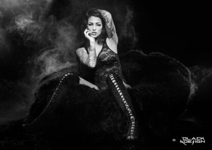 "Smokin Hot" - svartvitt foto på en modell i en pläd-soffa som det ryker om.