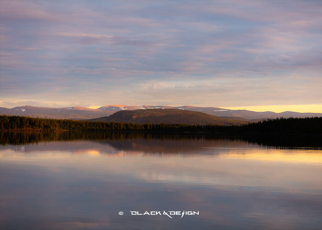 Harmoni i norrland - foto över sjö och berg i solnedgång, norrländsk natur. 70x50 format.