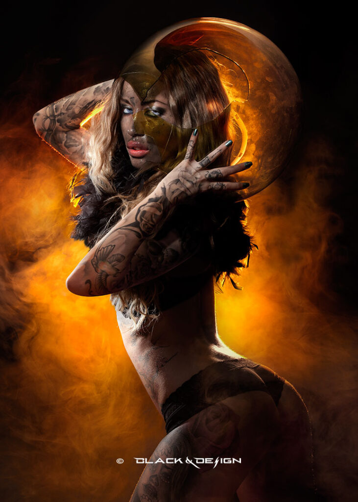 Rebecca in smoke, fotad av Garip Jensen. Sexig modell i fjäderboa mot en upplyst rökig bakgrund.