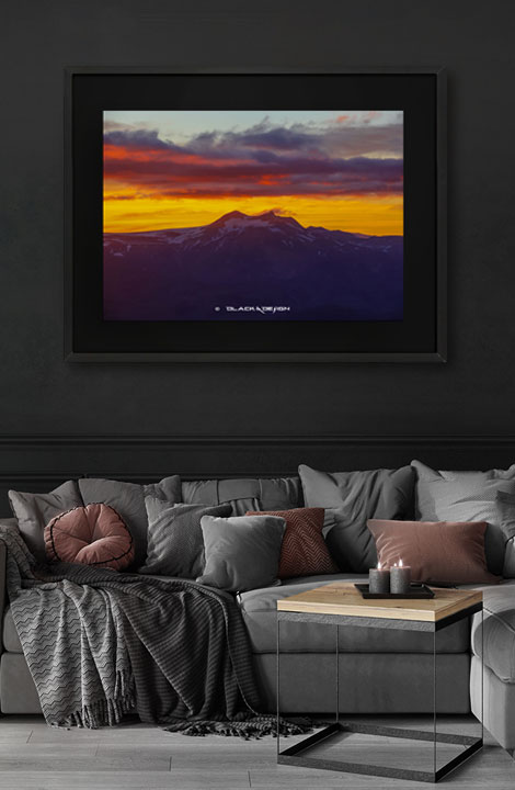 Naturmotiv i form av foto som visar solnedgången över Thorsmörk på Island. Motivet är inramad och visas i en stilig inredning.