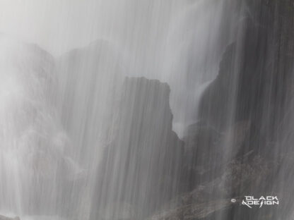 Under vårskriket - foto som visar vattenfall som forsar över klippor vid Ristafallet i Jämtland.