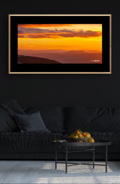 Thorsmörk i solnedgång - inramad med svart passpartout och guldram