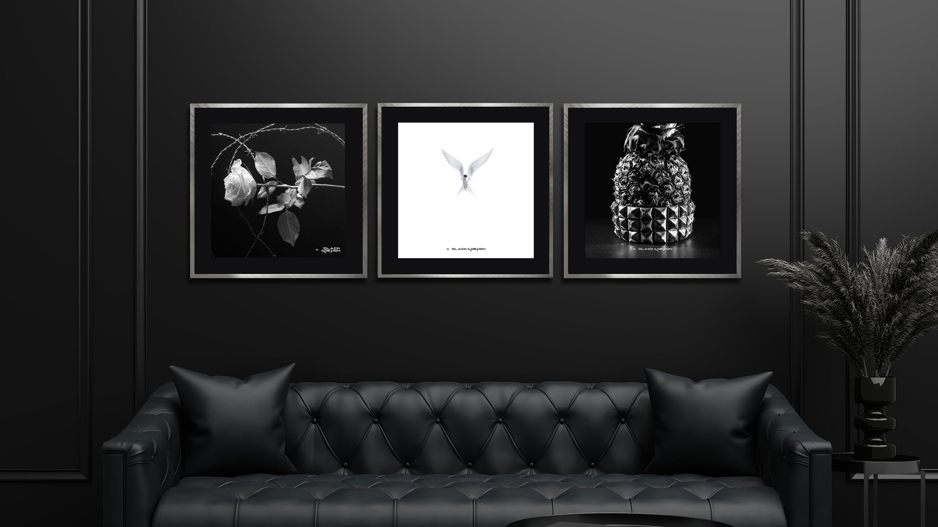Fotovägg i mörk inredning med kvadratiska motiv i svartvitt från Black & Design.