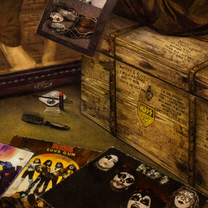 Detalj från "Starchild at mirror" som visar en ristad träkista och en par Kiss-album